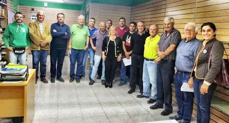 Miembros de la nueva junta directiva e industriales de la zona
